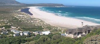 Heart of Noordhoek: Farm Village Getaway. 5 minutes to the beach.