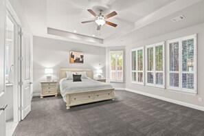 5 chambres, fer et planche à repasser, lit de bébé portatif