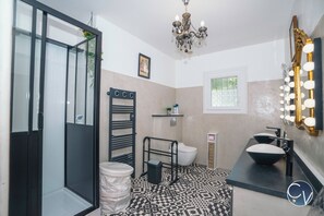 Dusche, Haartrockner, Handtücher, Toilettenpapier