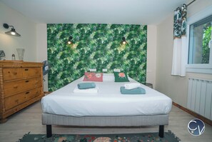 4 bedrooms, iron/ironing board, WiFi, bed sheets