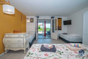 4 bedrooms, iron/ironing board, WiFi, bed sheets