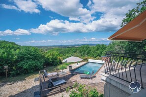 Terrace/patio - Pleasant house with swimming pool near the Cévennes. (Saint-Jean-de-Maruéjols-et-Avéjan)