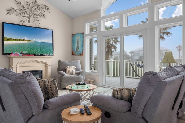 TV connectée, cheminée, lecteur de DVD, baby-foot