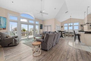 TV connectée, cheminée, lecteur de DVD, baby-foot