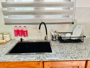 Kjøleskap, vannkoker, kjøkkenutstyr og krydder