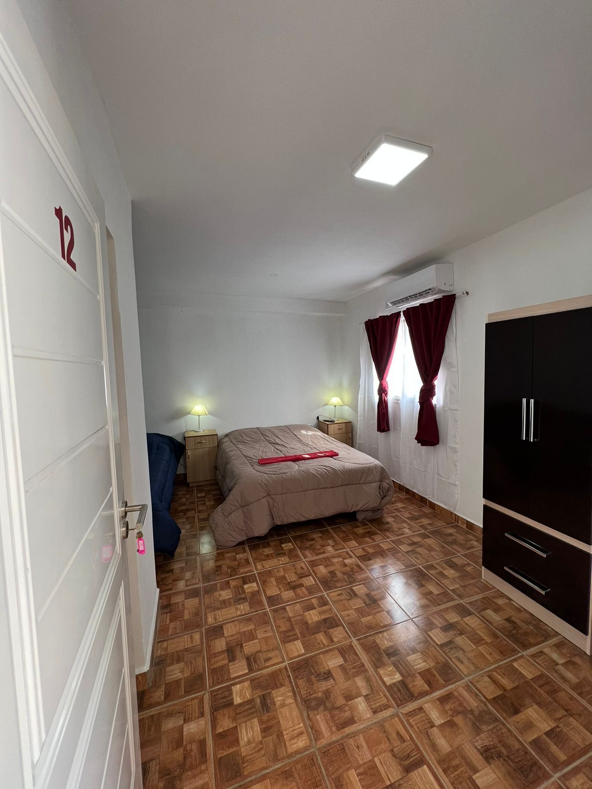 Klassieke kamer, balkon, uitzicht op bergen | Een bureau, gratis wifi