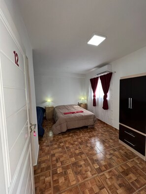 Klassieke kamer, balkon, uitzicht op bergen | Een bureau, gratis wifi