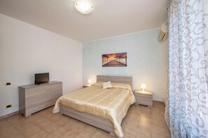 2 makuuhuonetta, silitysrauta/-lauta, ilmainen Wi-Fi, vuodevaatteet