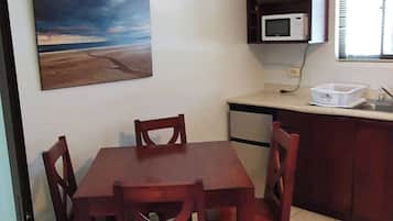Apartment, 1 Bedroom | Dining room