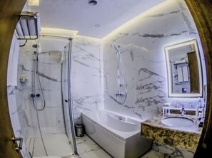 Phòng Suite Junior, quang cảnh thành phố | Phòng tắm | Áo choàng tắm, dép đi trong nhà 