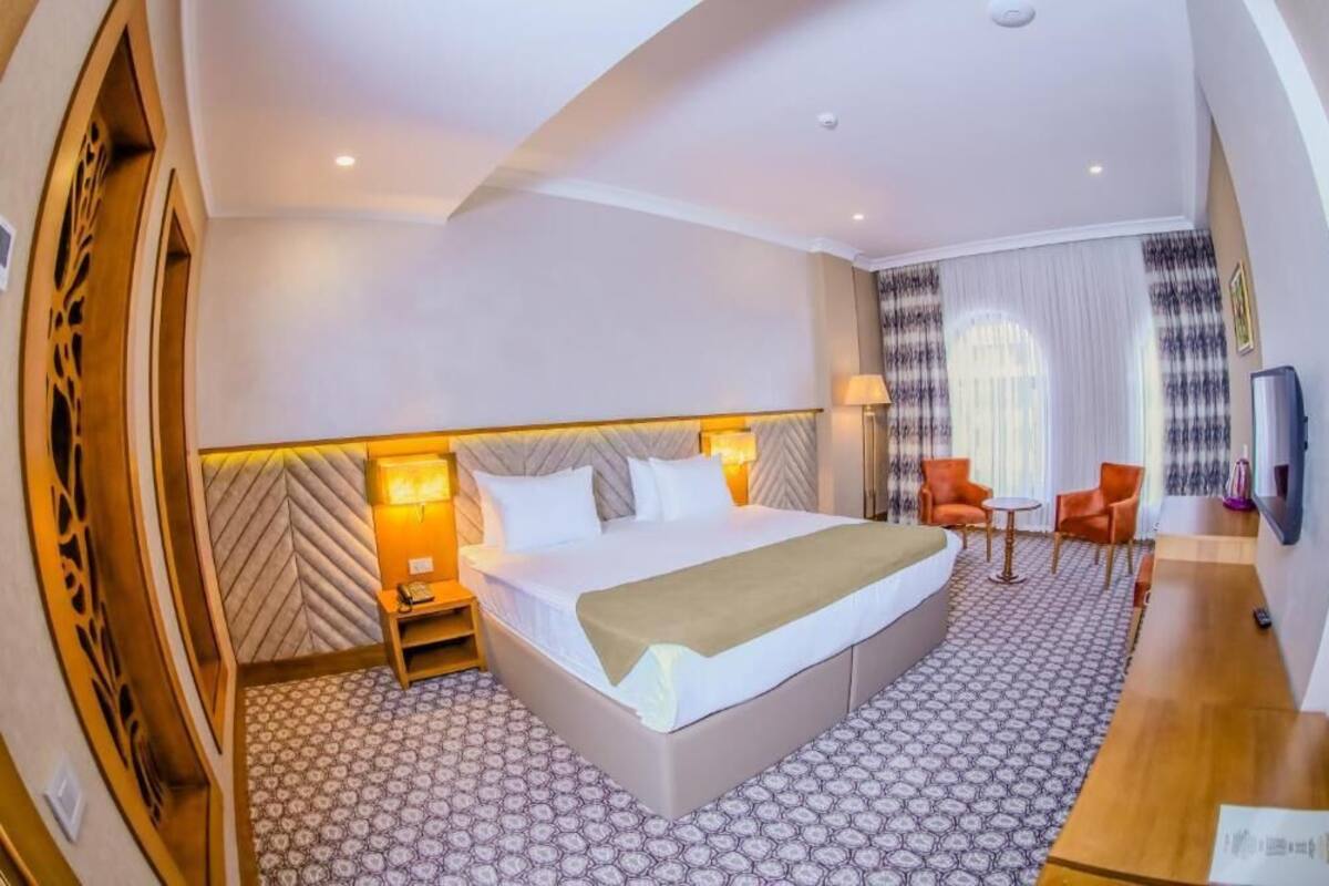 In-room safe, blackout drapes, soundproofing