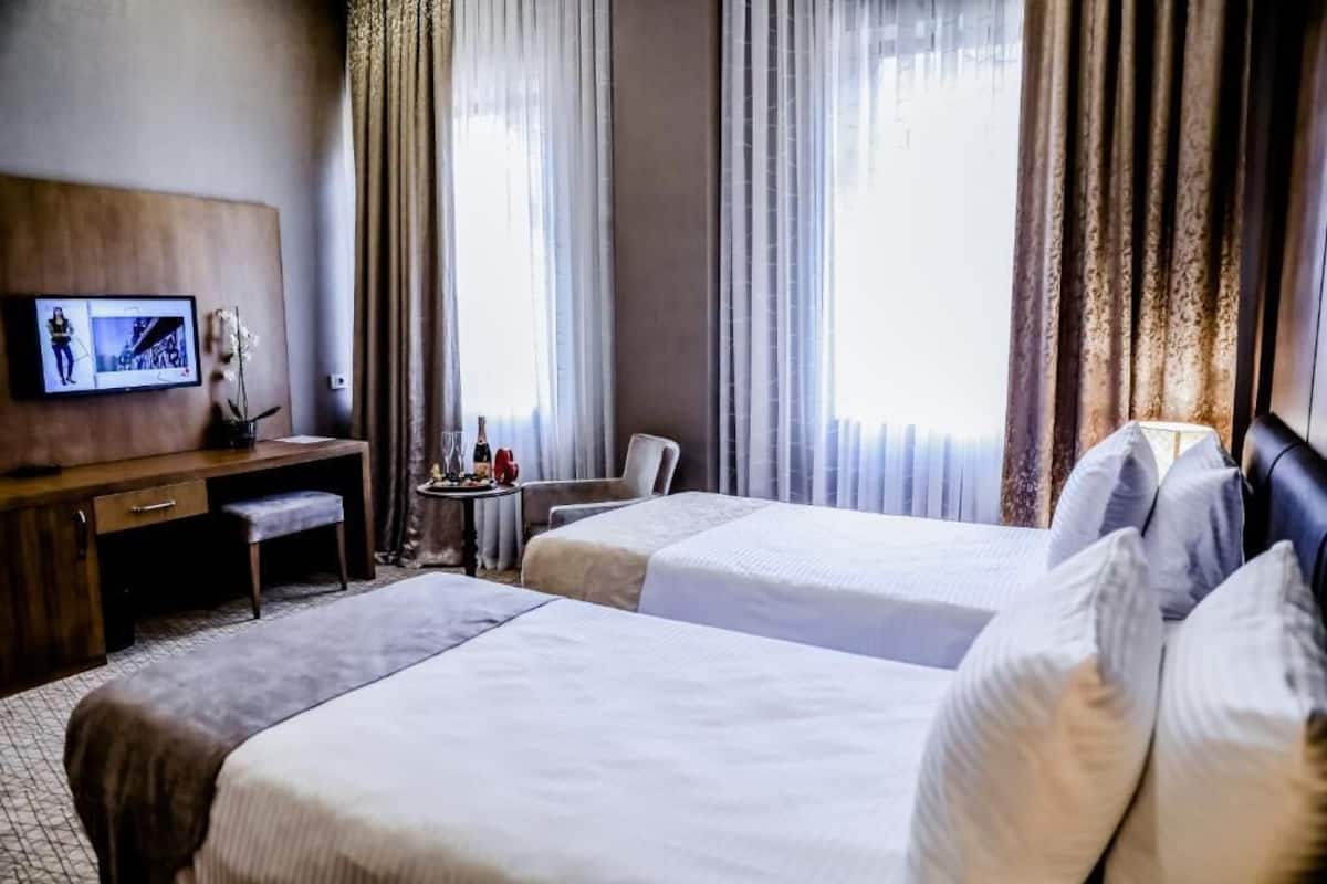 In-room safe, blackout drapes, soundproofing