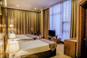 Phòng 3 dành cho gia đình, quang cảnh thành phố | Két bảo mật tại phòng, màn/rèm cản sáng, phòng cách âm 