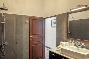 Deluxe House, 2 Bedrooms, Non Smoking | Bathroom | Free toiletries, hair dryer, bathrobes, soap