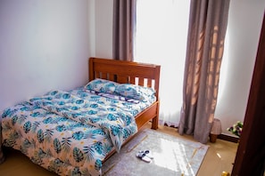 2 Schlafzimmer, individuell dekoriert, individuell eingerichtet