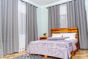 Appartement, balcon, vue jardin