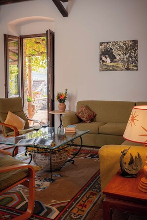 Älytelevisio, pöytäjalkapallopöytä, pöytätennispöytä, kirjoja