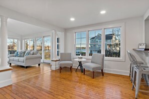 Smart TV, fireplace - Luxury waterfront home with breathtaking views in Barrington (Barrington)