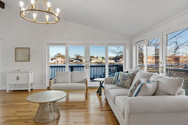 Smart TV, fireplace - Luxury waterfront home with breathtaking views in Barrington (Barrington)