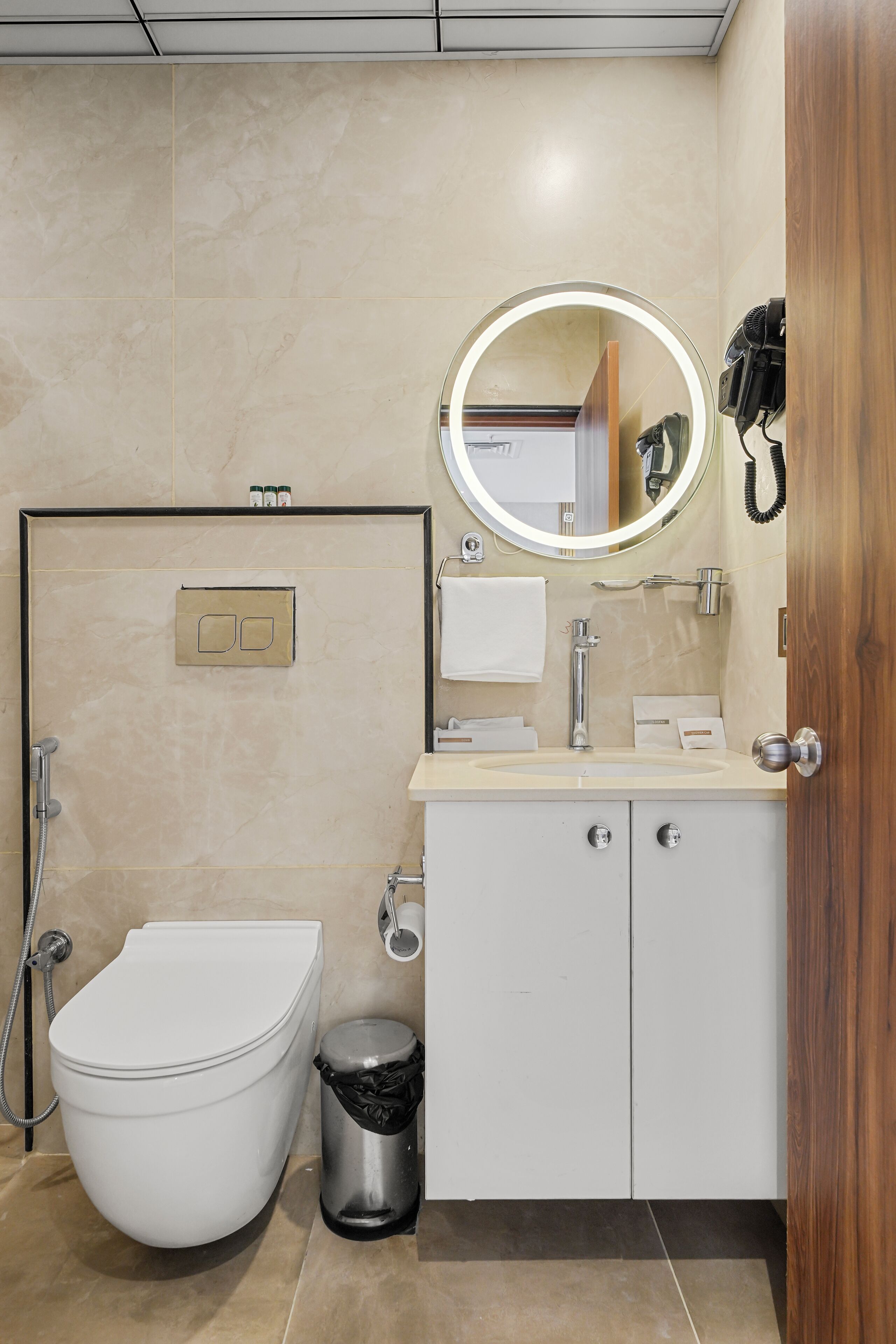 Un bagno moderno con toilette, lavandino e mobile contenitore.