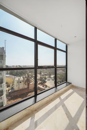 Suite Elite, balcón, vistas a la ciudad | Ropa de cama de alta calidad y edredones de plumas
