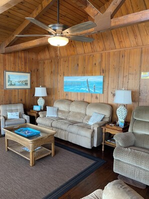 Living area - Beautiful beach house located on the Intracoastal Waterway with Canal Access! (Ocean Isle Beach)
