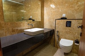 Quarto casal luxo, vista para a cidade | Banheiro | Chuveiro, secador de cabelo, chinelos, toalhas de banho