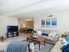 Smart TV, offices - Book your tropical stay in Unit 801 directly on the beach (Fort Myers Beach)