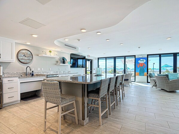 Fridge, microwave, oven, stovetop - Book your tropical stay in Unit 513 directly on the beach (Fort Myers Beach)