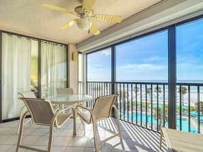 Outdoor dining - Book your tropical stay in Unit 513 directly on the beach (Fort Myers Beach)