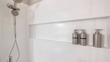 Douche, sĂšche-cheveux, serviettes fournies, savon