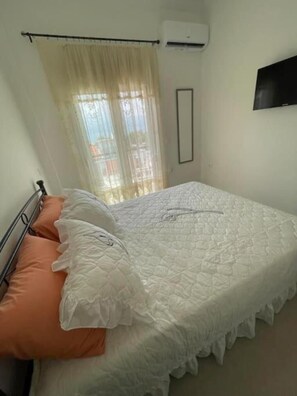 1 dormitorio, tabla de planchar con plancha, wifi y ropa de cama