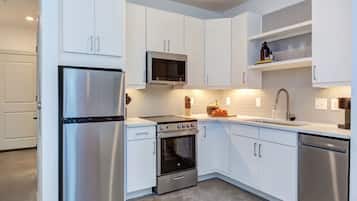 Studio, 1 Queen Bed, Non Smoking | Private kitchen | Toaster