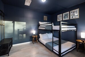 4 habitaciones, escritorio y tabla de planchar con plancha