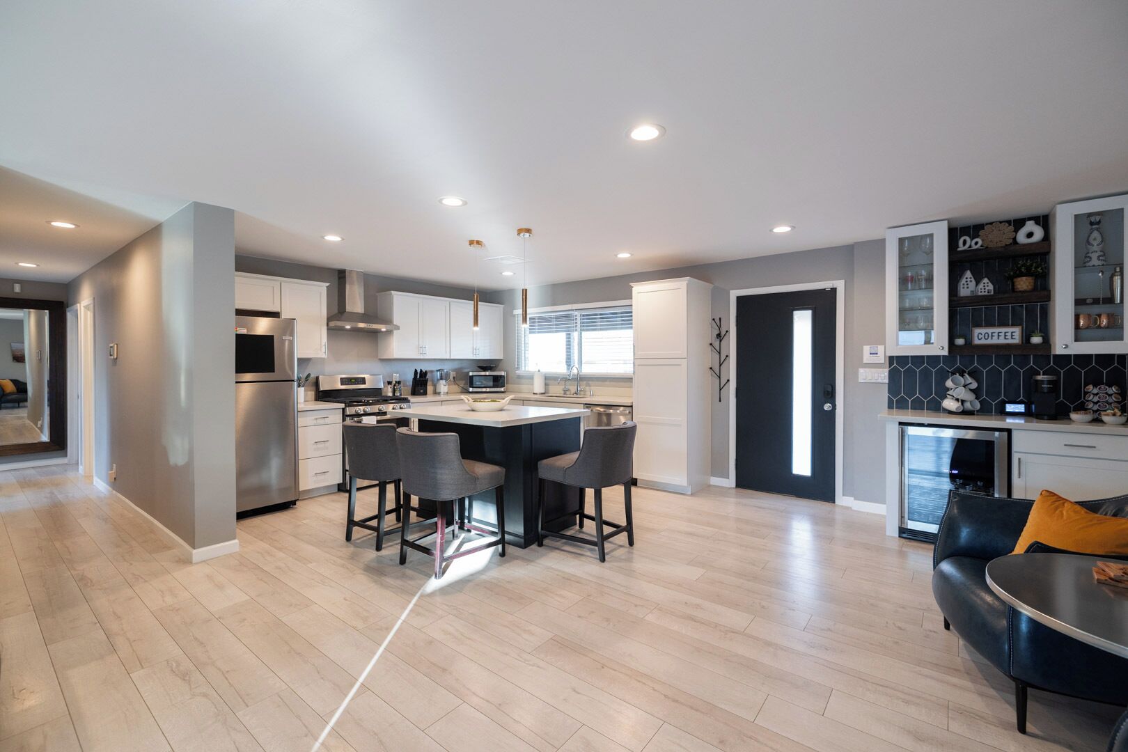 Jääkaappi, mikroaaltouuni, uuni, liesi