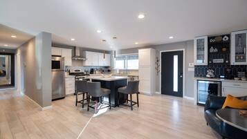 Jääkaappi, mikroaaltouuni, uuni, liesi