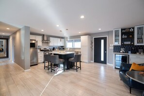 Frigorífico, microondas, horno y placa de cocina