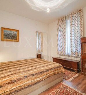 2 habitaciones, escritorio, tabla de planchar con plancha y wifi gratis 