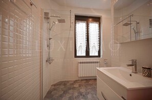 Regadera, secadora de cabello, toallas, jabón 