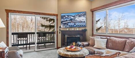 Een televisie, een open haard en een dvd-speler