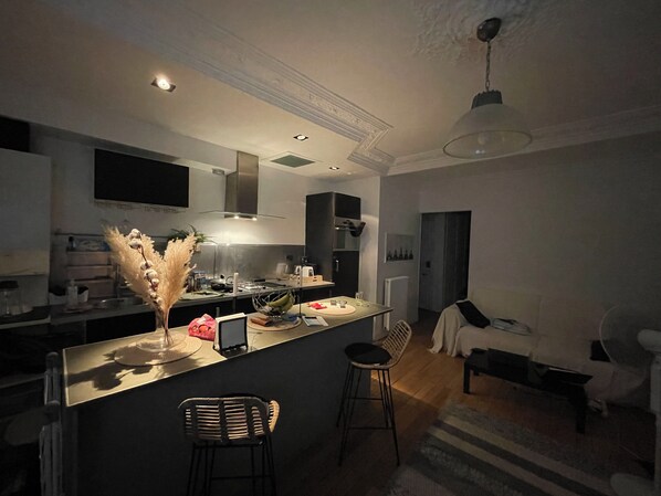 Interior - Charming 1-bedroom apartment in lovely Paris with fitness room, WiFi (Paris)