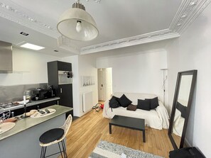 Smart TV - Charming 1-bedroom apartment in lovely Paris with fitness room, WiFi (Paris)