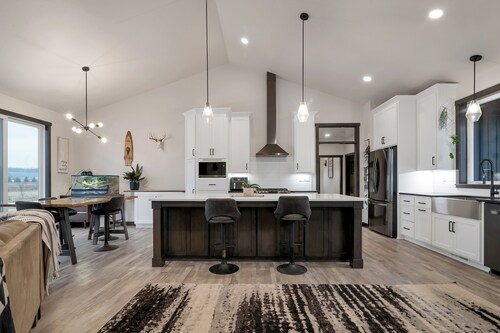 NFL Draft 2025 Modern New Build 4-bedroom 3 bath house in Little Suamico. 