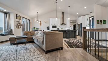 Älytelevisio, takka, videopelejä, tietokoneen näyttö