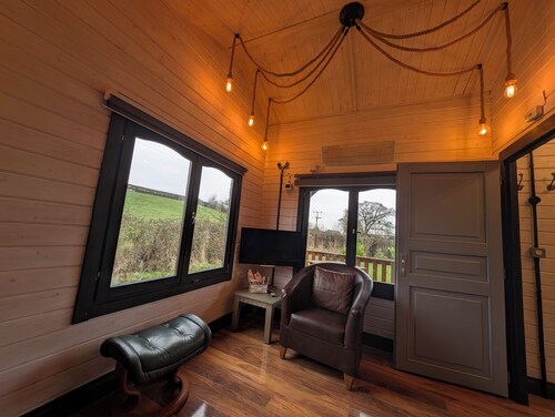 Rural cosy cabin with log burner on the lowlands of the famous Malvern Hills.