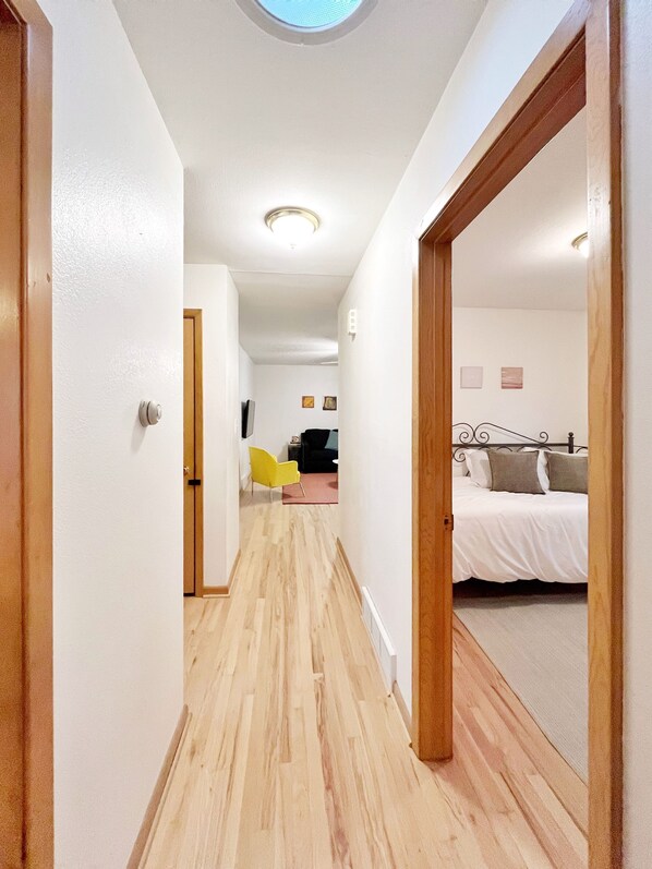 3 slaapkamers, een bureau, een strijkplank/strijkijzer, reisbedje