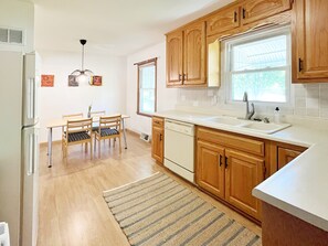 Cookware/dishes/utensils, paper towels