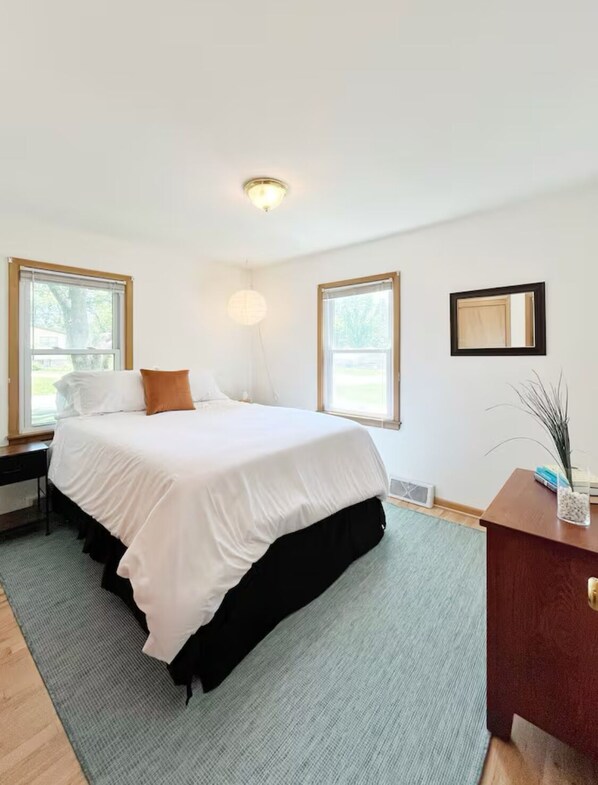 3 habitaciones, escritorio y tabla de planchar con plancha 