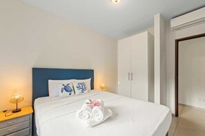 3 habitaciones, tabla de planchar con plancha, wifi y ropa de cama 