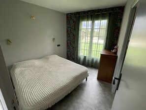 4 bedrooms, desk, free WiFi, bed sheets - 4 bedroom house in the heart of the pine forest with swimming pool  (Lézignan-Corbières)